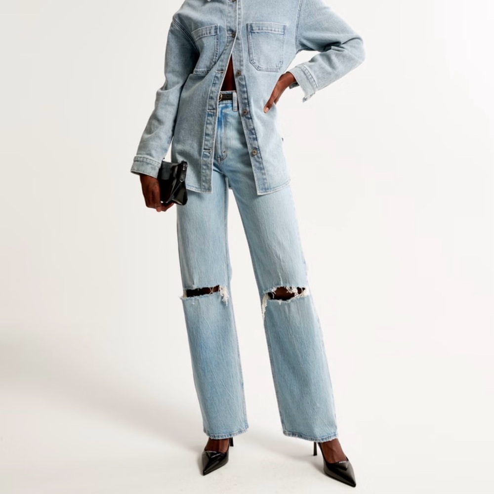 Abercrombie & Fitch High Rise 90s Relaxed Jean Light Wash Knee Destroy NWT